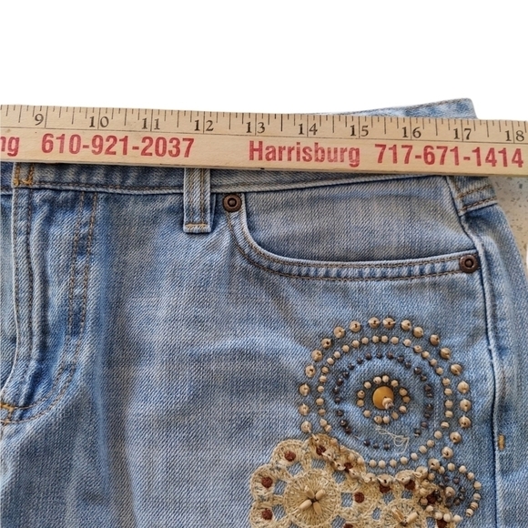 Old Navy Jean Skirt Sz 10 Distressed Embroidered 100% Cotton Light Wash  Raw Hem - Picture 9 of 9